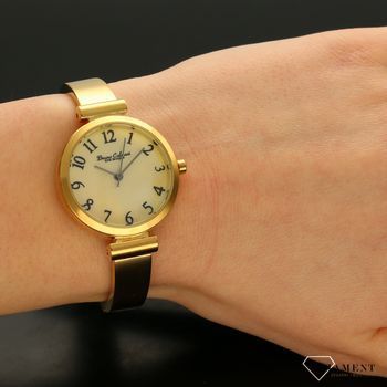 Zegarek damski Bruno Calvani BC9500 złoty perłowa tarcza. Zegarek damski w złotej kolorystyce z elegancką perłową tarczą. Tarcza zegarka z czarnymi cyframi arabskimi, nadaję całości świetnego kontrastu (1).jpg